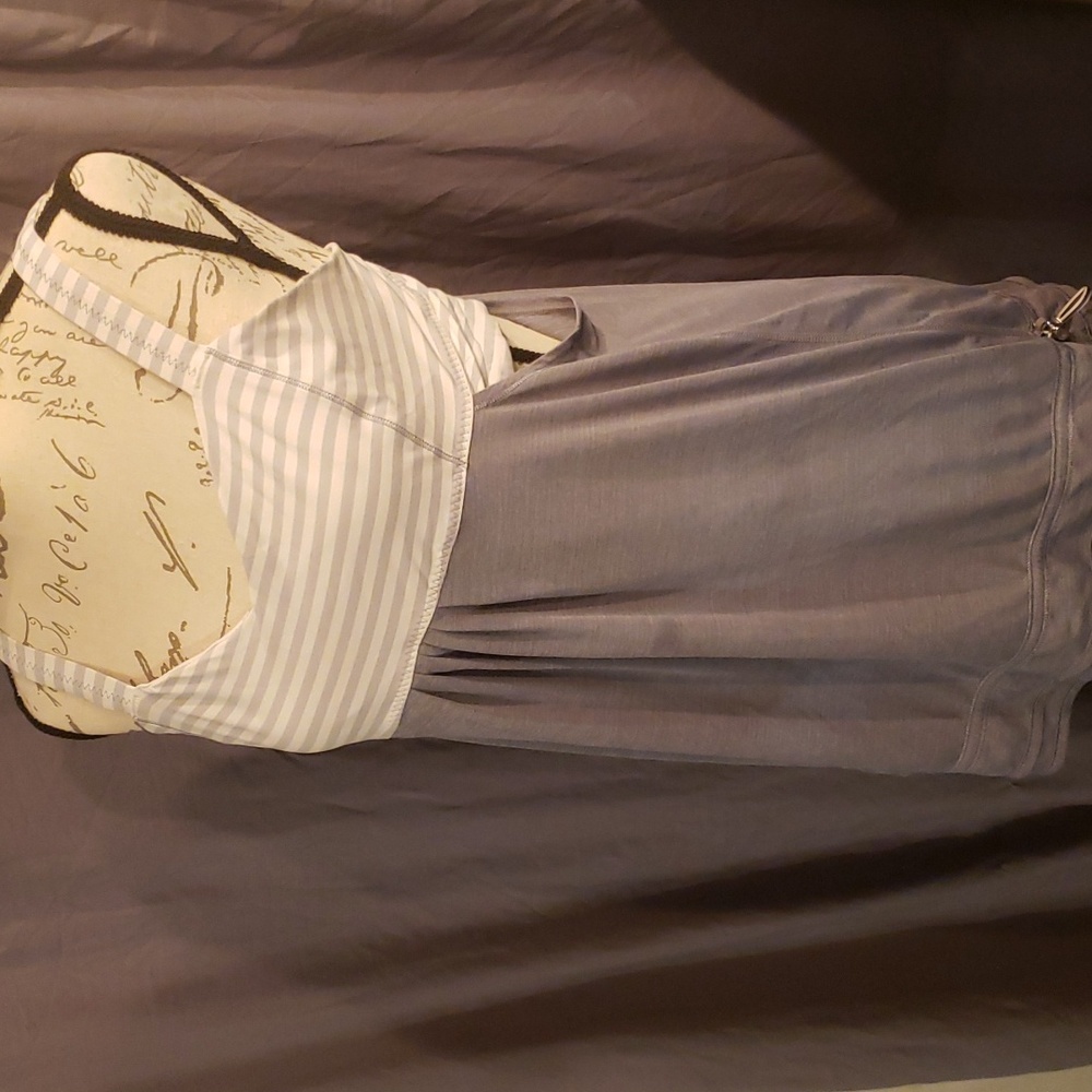 Lululemon tanktop size 12 white and grey striped built in bra